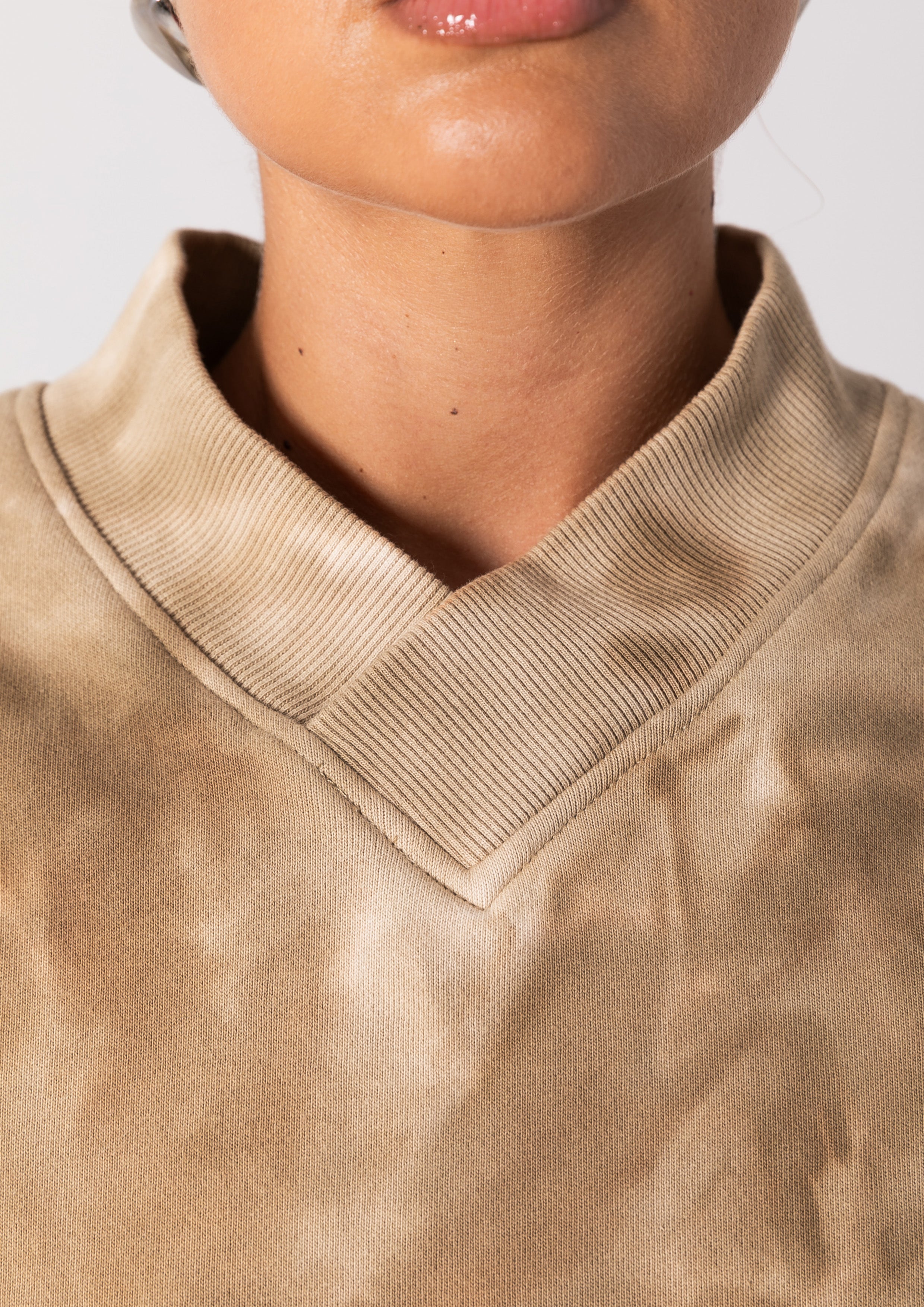 IZZY CREWNECK - EARTHY MUD